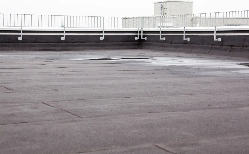 Flachdach abdichten in Wien – präzise Arbeiten für dauerhaft dichte Flächen